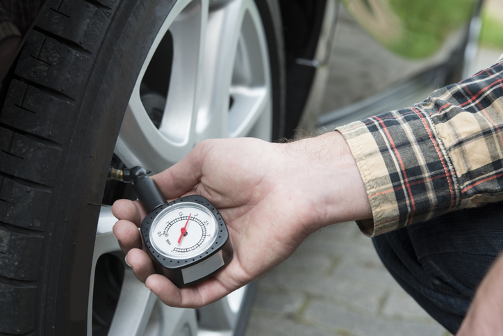 Checking the tire pressure